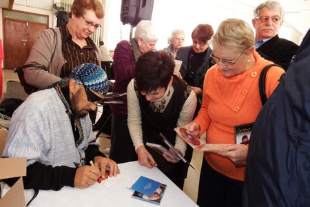 Gaste het in ellelange toue gestaan om Randall Wicomb se hantekening op hul CDâ€™s en DVDâ€™s te kry